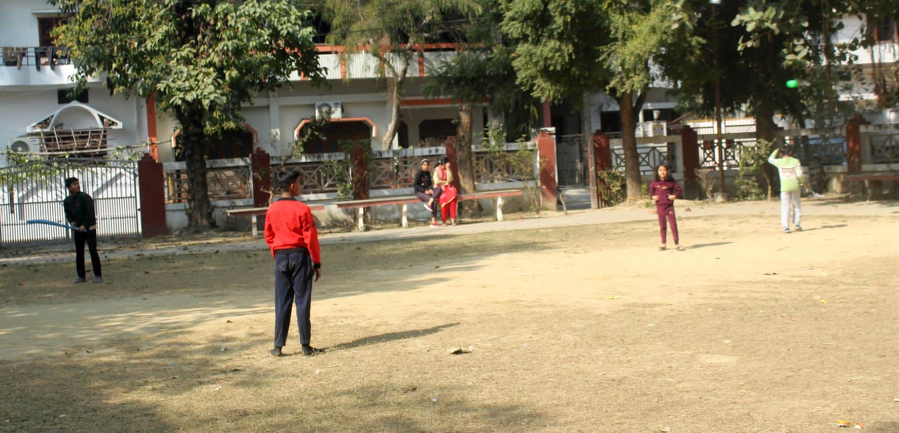 शहर के कंपनी बाग स्थित पार्क में धूप में खेलते बच्चे। 