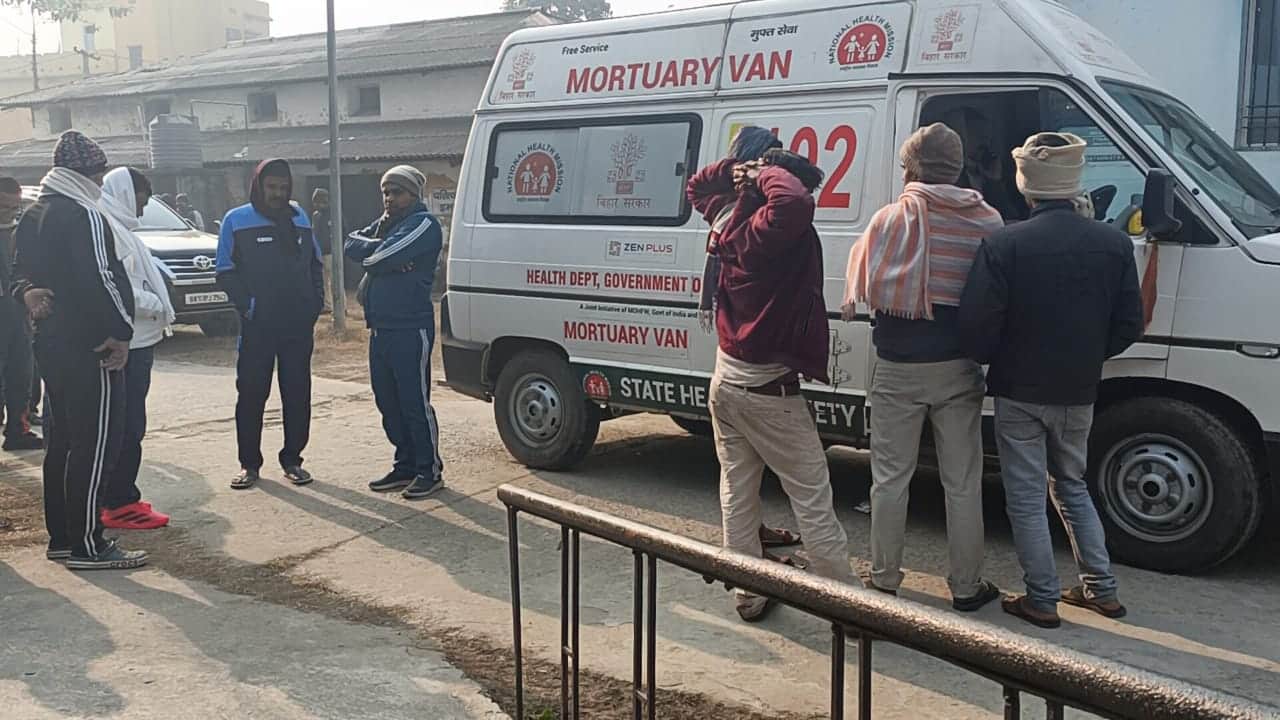 शव का पोस्टमार्टम कराने सदर अस्पताल पहुंचे परिजन व पुलिस कर्मी।