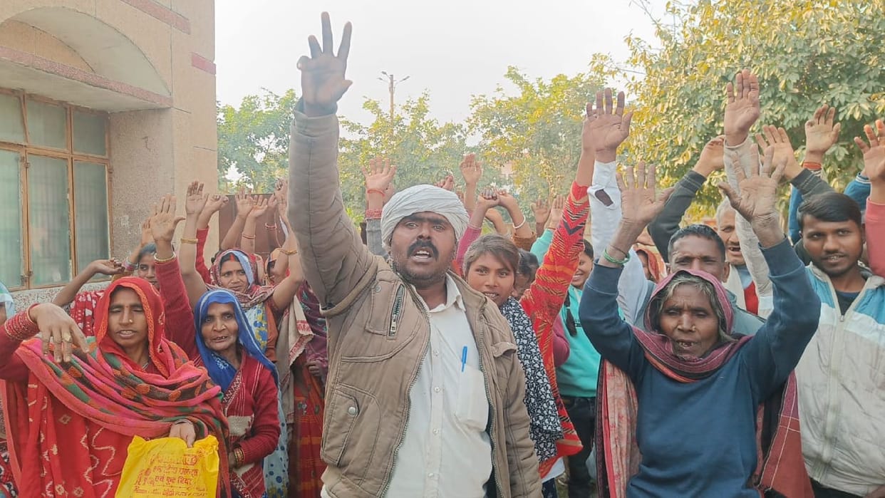 Villagers opened a front against the ration dealer.