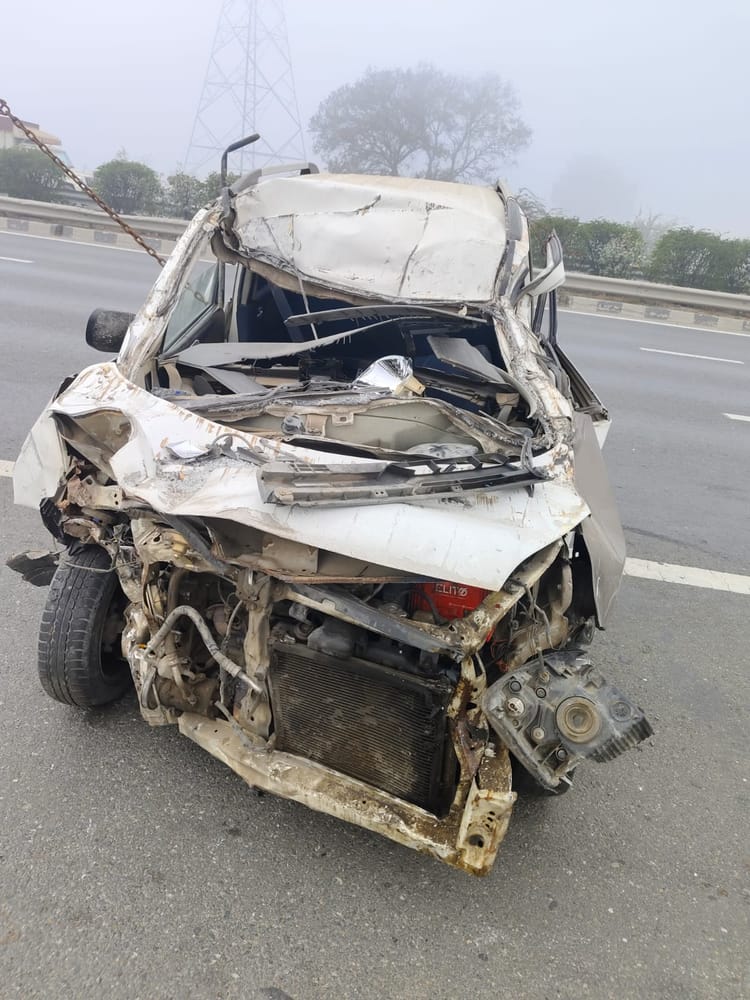 Ghaziabad News: दिल्ली-मेरठ एक्सप्रेसवे पर कोहरे में हुआ हादसा, बेकाबू कार ट्रक में घुसी, तीन घायल