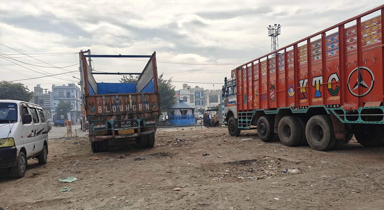 The first modern toilet will be built in the old grain market at a cost of 15 lakh rupees.