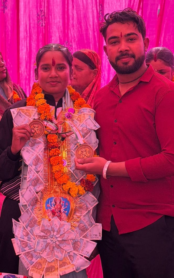Muskan, who returned after winning a gold medal, was given a warm welcome.