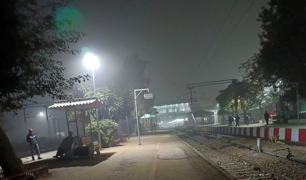 Rail traffic affected by fog; 11 trains, including the Awadh-Assam Express, arrived late at the railway junction.