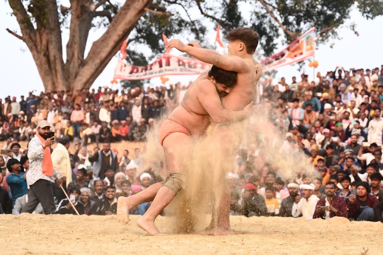 30 wrestlers showed their strength in the wrestling competition.
