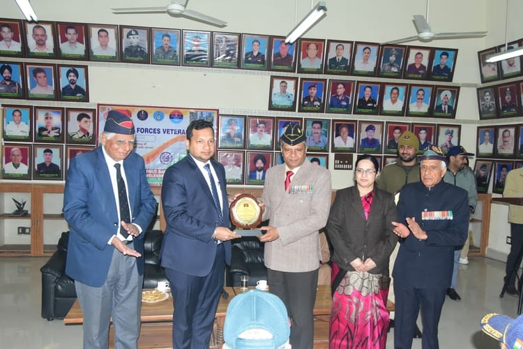 Former soldiers were honored with gallantry awards.