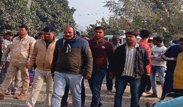 आक्रोषित लोगों को समझाने जाते जनप्रतिनिधि