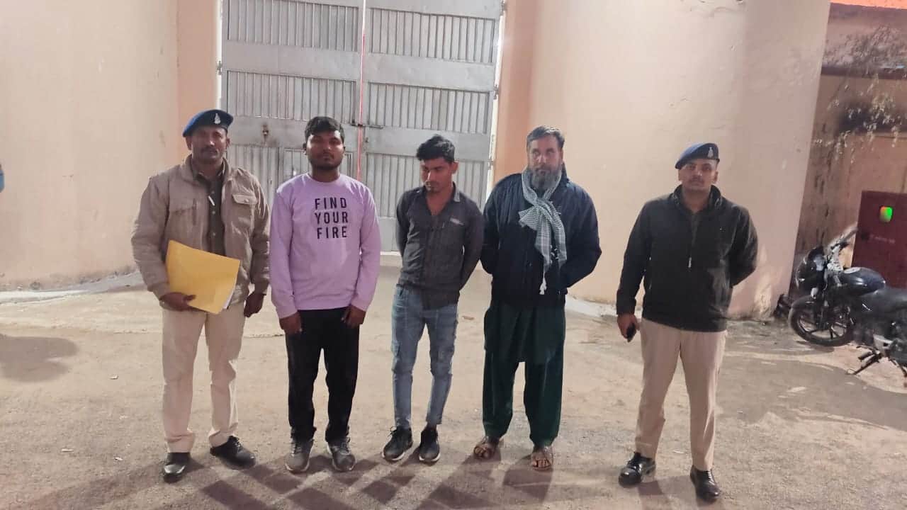 पुलिस की गिरफ्त में तीन आरोपी