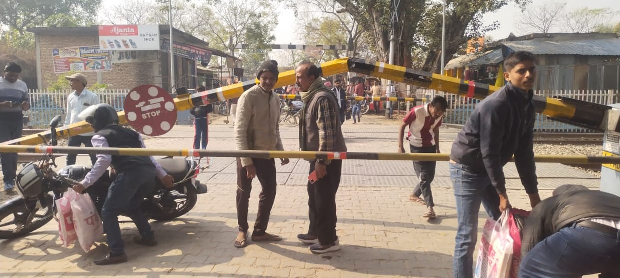 The boom of Kotwar railway gate broke due to collision with an auto.