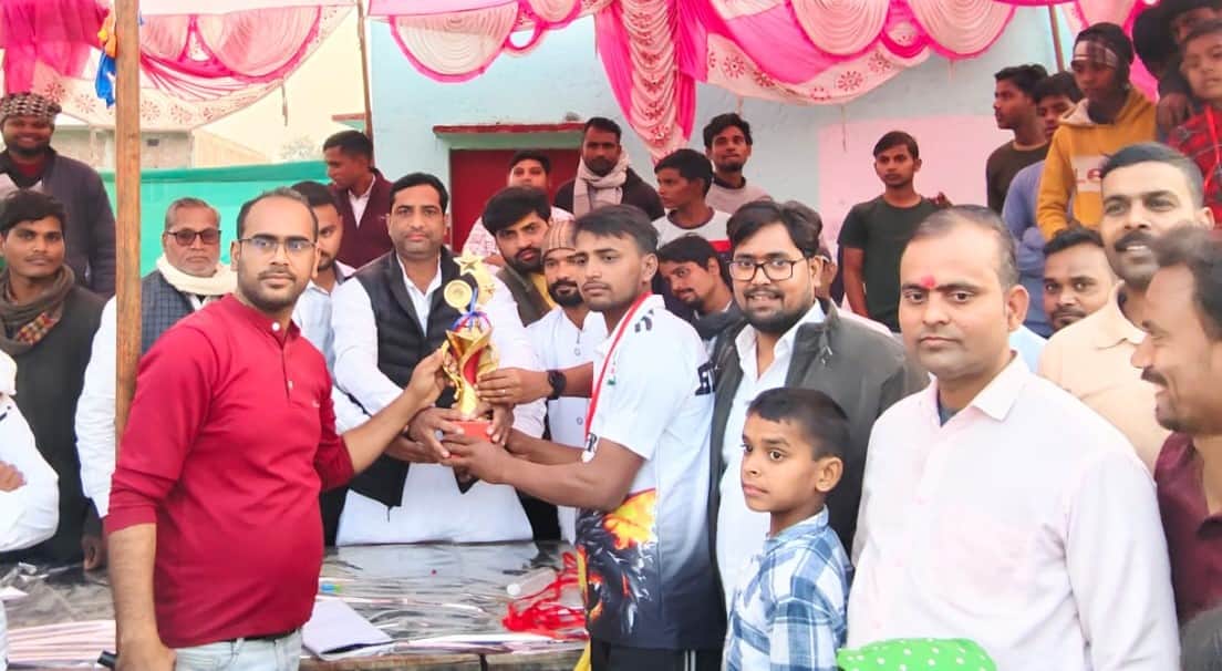 अभिया हैंड्रम क्रिकेट प्रतियोगिता में खिलाड़ी को ट्राफी देते अतिथि। स्रोत आयोजक