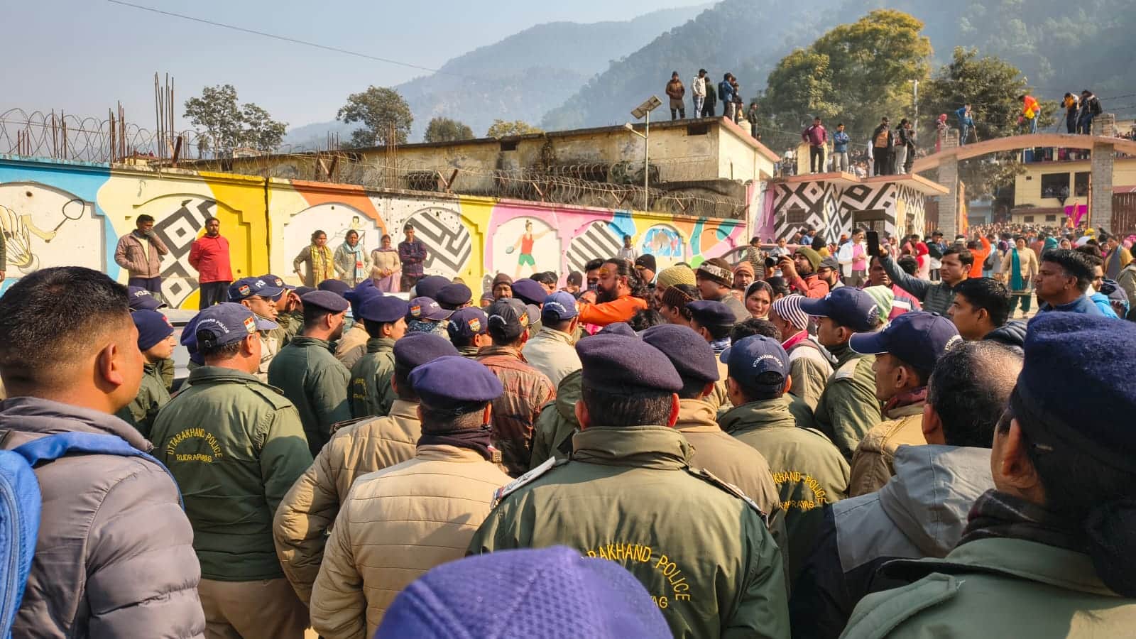 अगस्त्यमुनि मैदान में मौजूद भारी पुलिस बल - संवाद