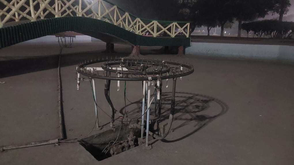 Commissioner Madam, please look here also... the condition of Fountain Park, Atal Park and Karna Tal is also bad.