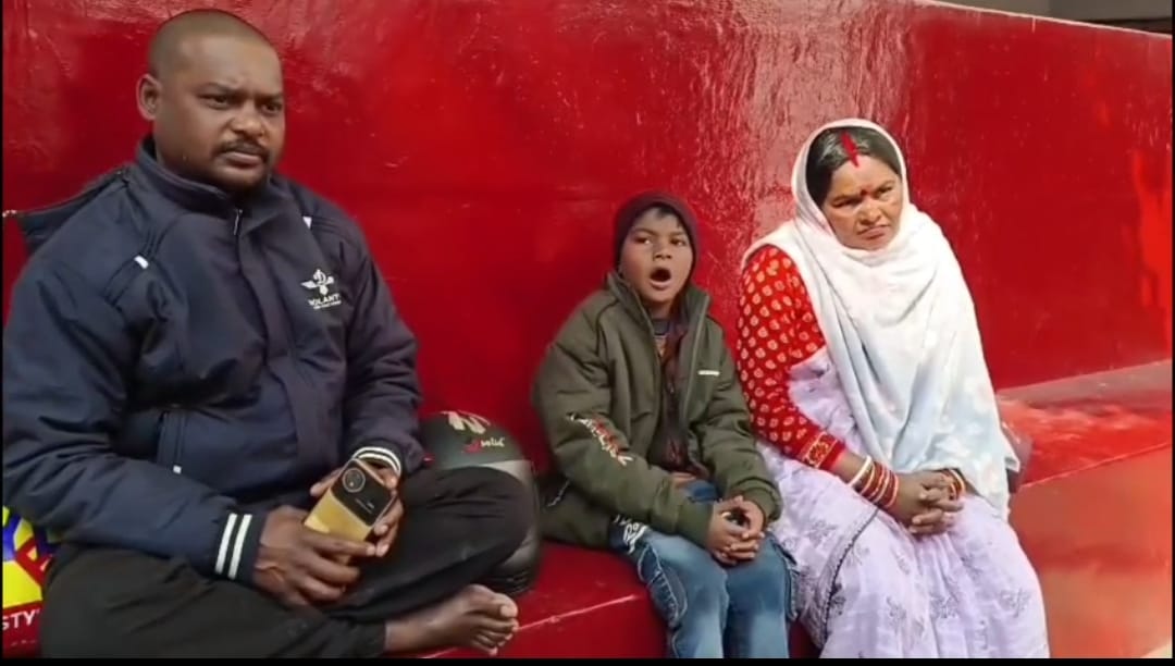 बच्चे के साथ उसके असली माता-पिता