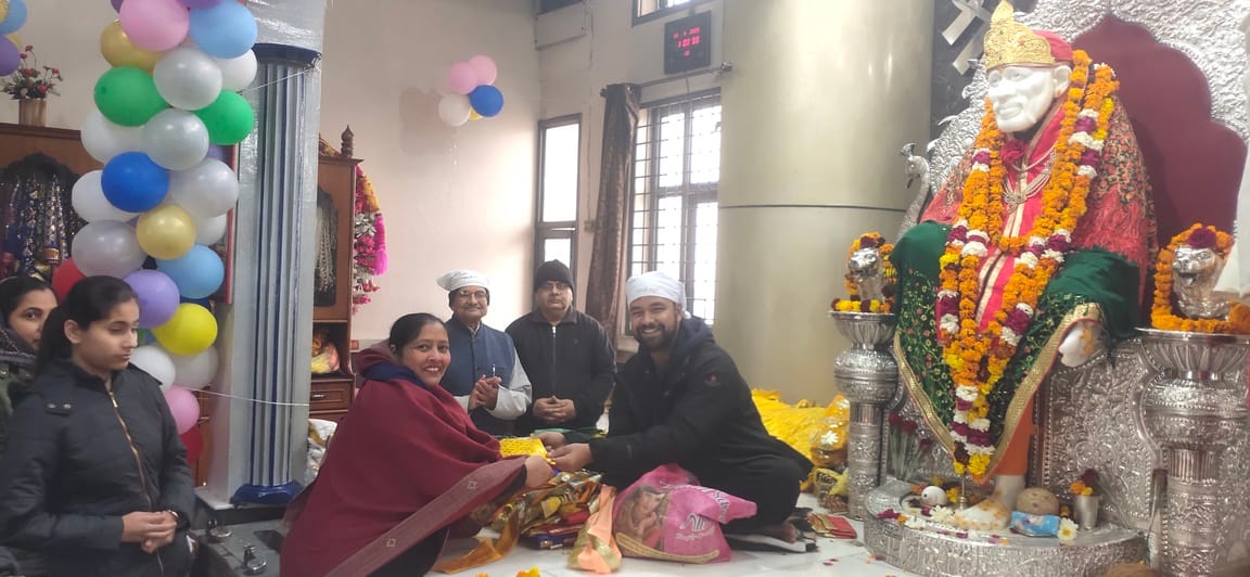 Sai Baba's clothes distributed to devotees