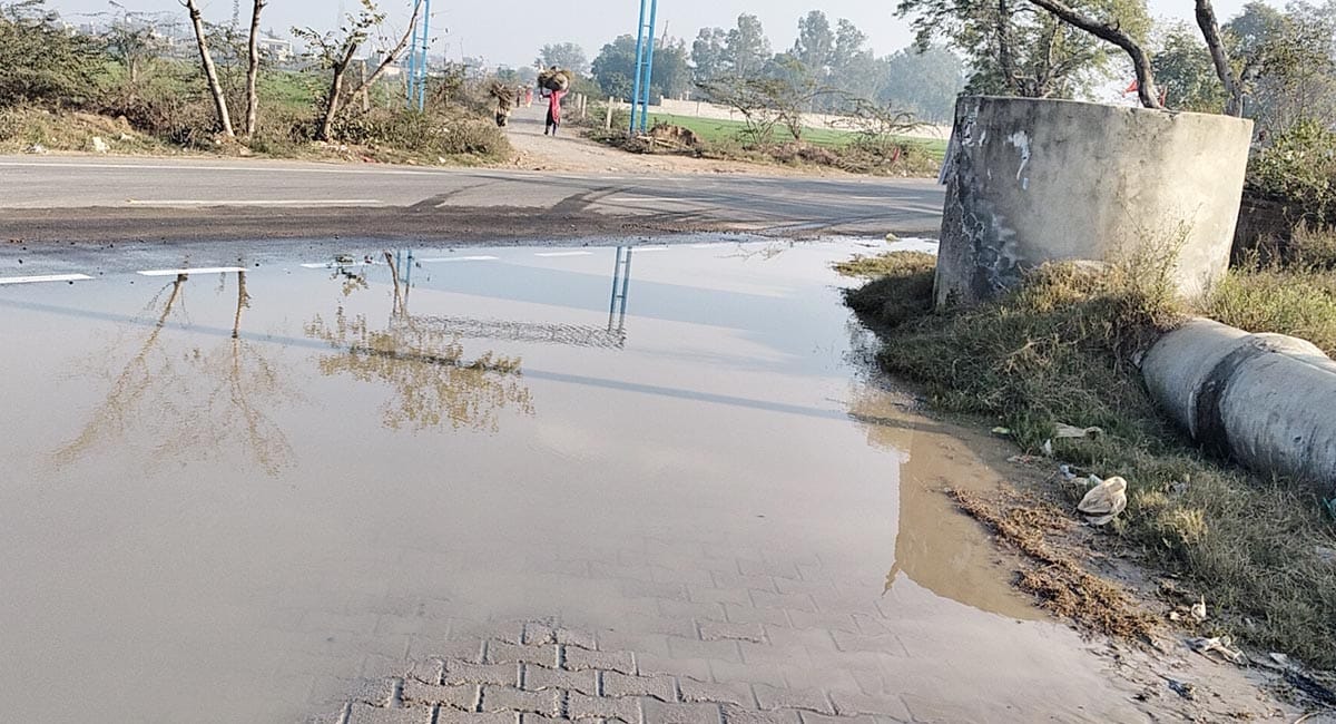 Water is overflowing from the supply line to the water treatment plant, flooding Chopta Road.