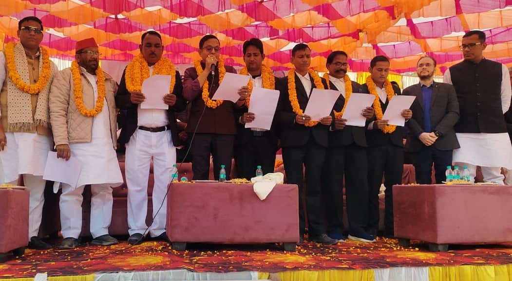 भदोही बार एसोसिएशन में निर्वाचित पदाधिकारियों को शपथ दिलाते मुख्य अतिथि सांसद डा. विनोद कुमार ब