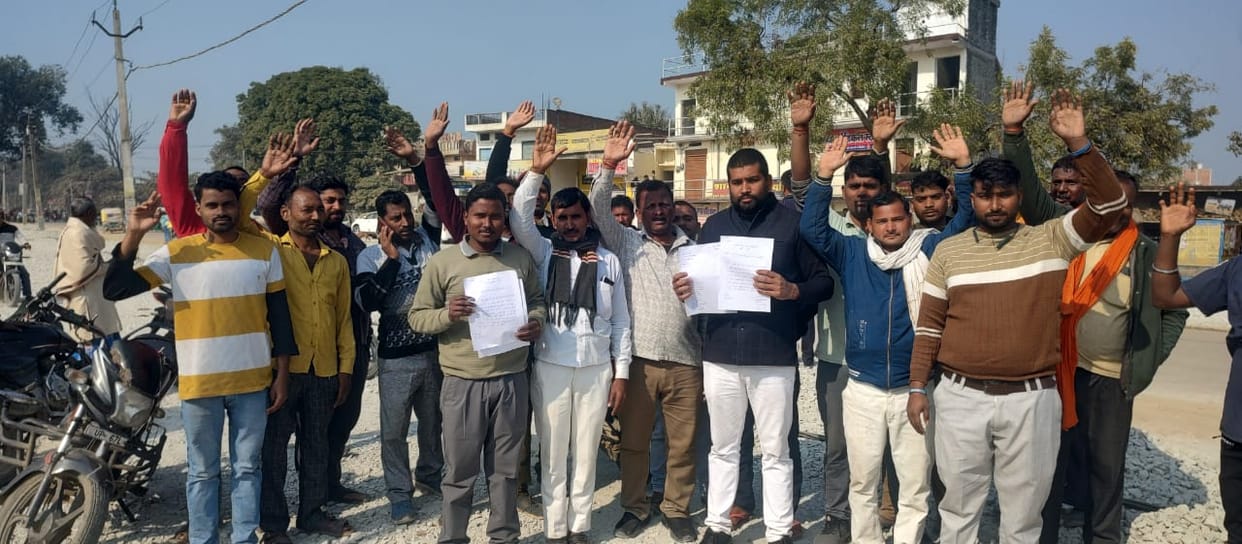 Villagers protested against the lack of electricity poles on both sides of the road.
