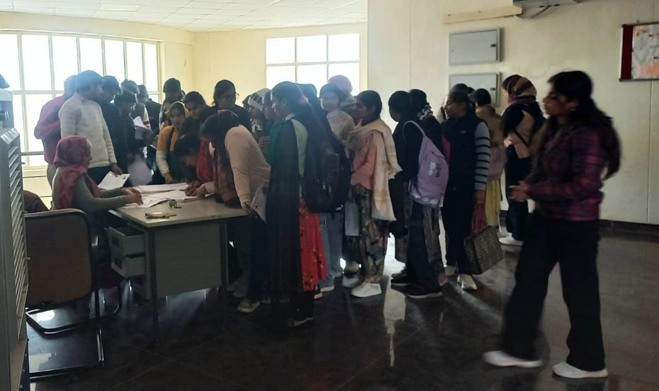 बस पास बनवाने के लिए कतार में लगे विद्यार्थी। 