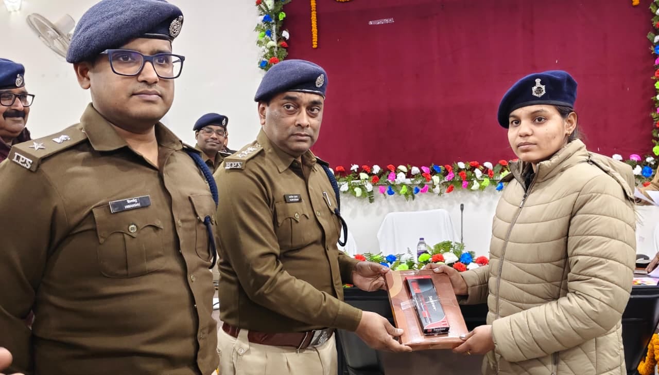 बैठक में एसपी हिमांशु कीट वितरण करते हुए