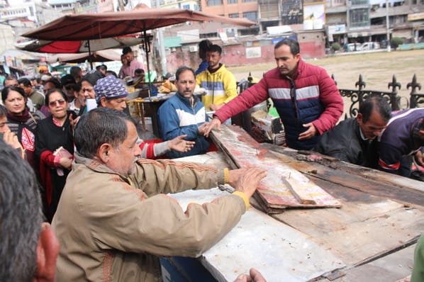 Amid the chaos, five carts were seized, goods from six were confiscated, and temporary structures were demolished.