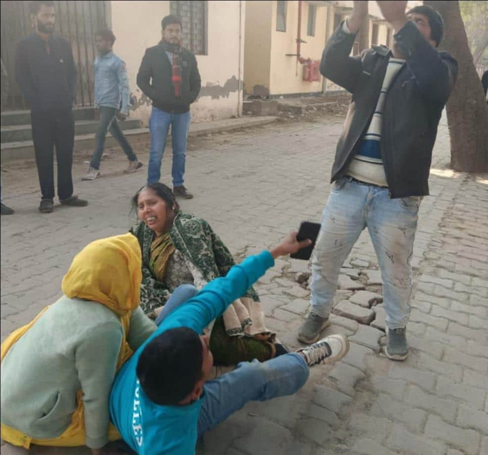 चीनी मांझा- जिला अस्पतताल में रोते बिलखते मृतक के परिजन। संवाद