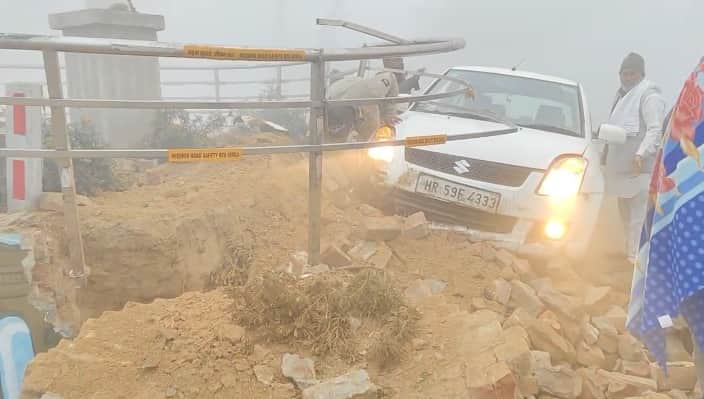 चोपटा। जमला पर दुर्घटनाग्रस्त हुई कार। संवाद 