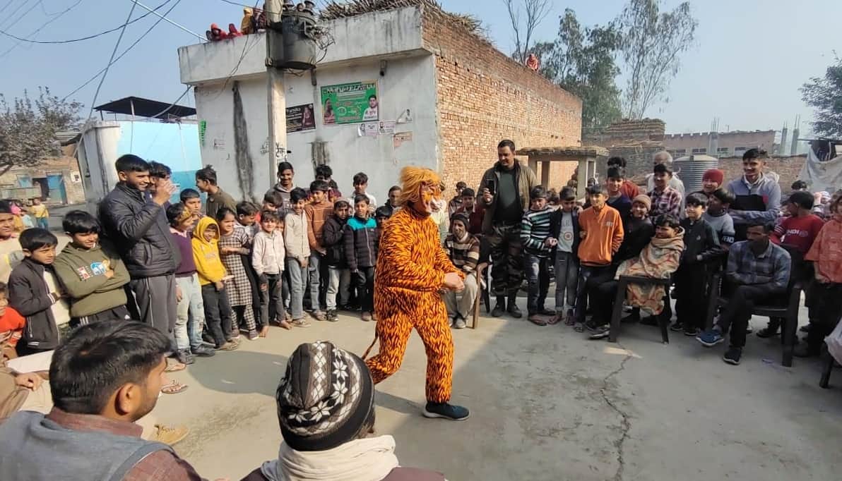 चांदपुर रेंज के क्षेत्र के गांव में गुलदार से बचाव के लिए नुक्कड़ नाटक से ग्रामीणों को जागरूक क