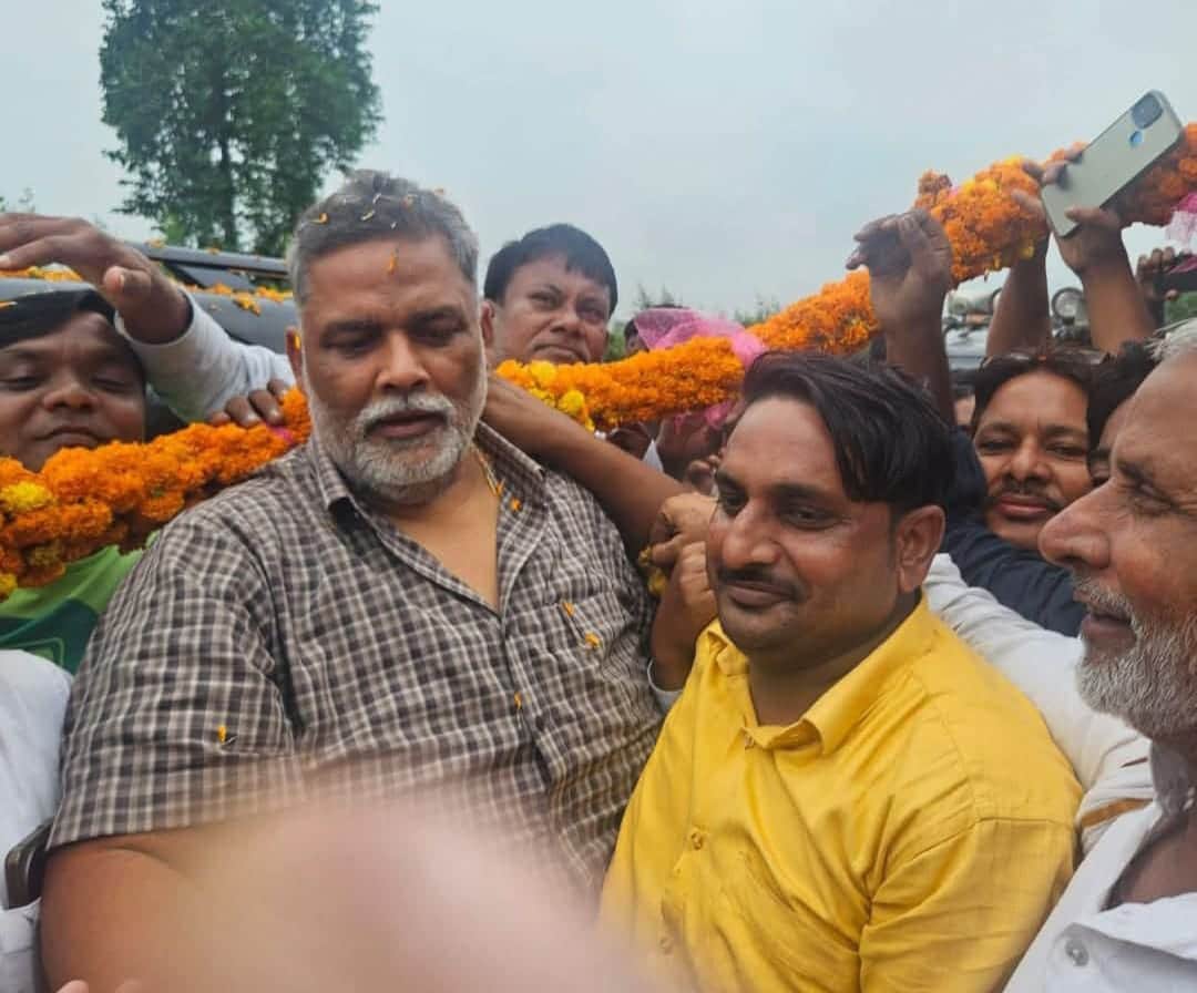 एक ही माला में सांसद पप्पू यादव और मुख्य आरोपी जुनैद