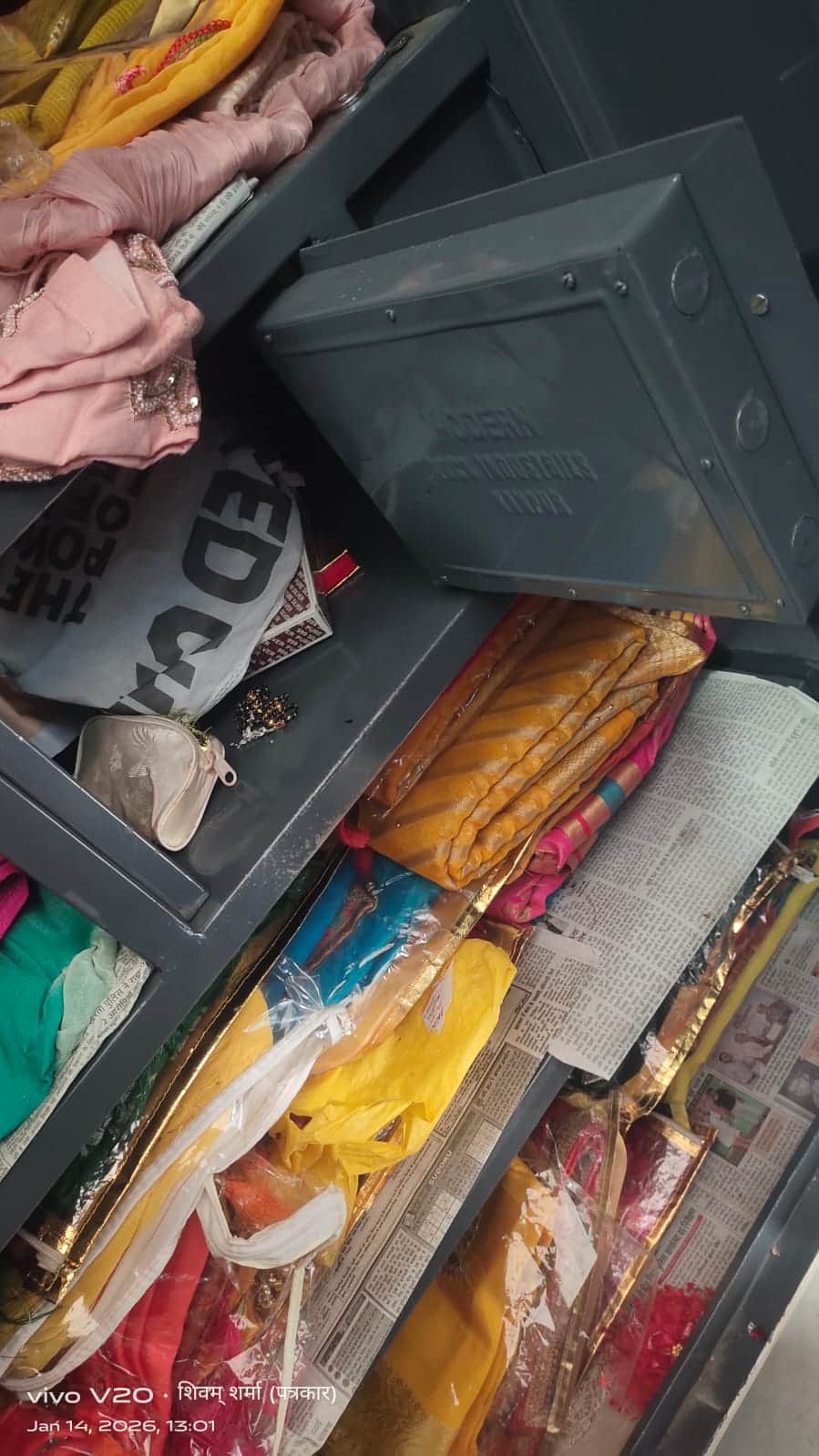 फोटो - 06 अलमारी के अंदर से गायब जेवरात। संवाद