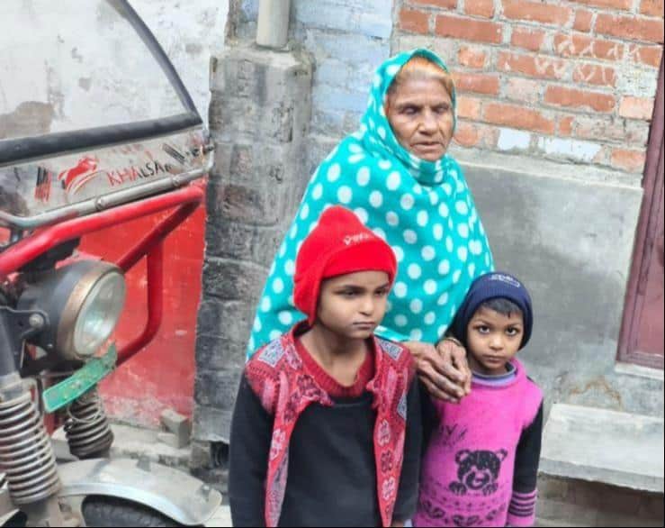 फोटो-10- बेटे-बहू की मौत के बाद पौत्र और पौत्री के साथ गमगीन खड़ी मां सियादुलारी। संवाद