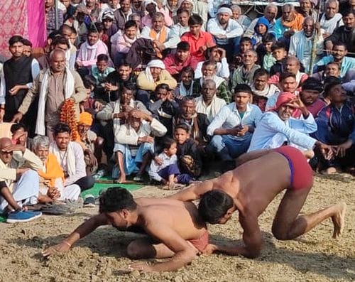 Bablu of Kharela defeated Rajendra wrestler of Mau.