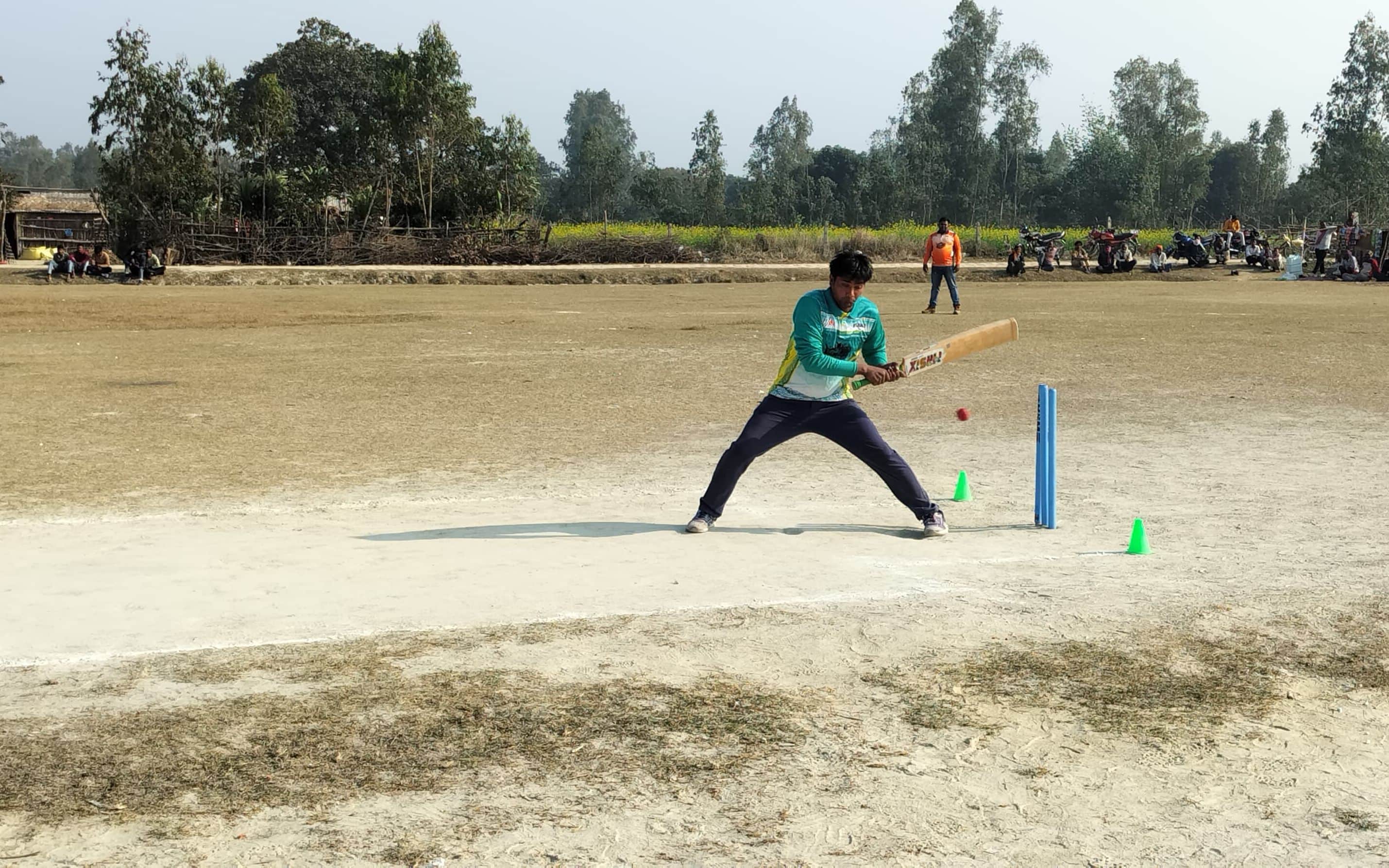 फोटो-15- मैच में शाट लगाता बल्लेबाज। संवाद