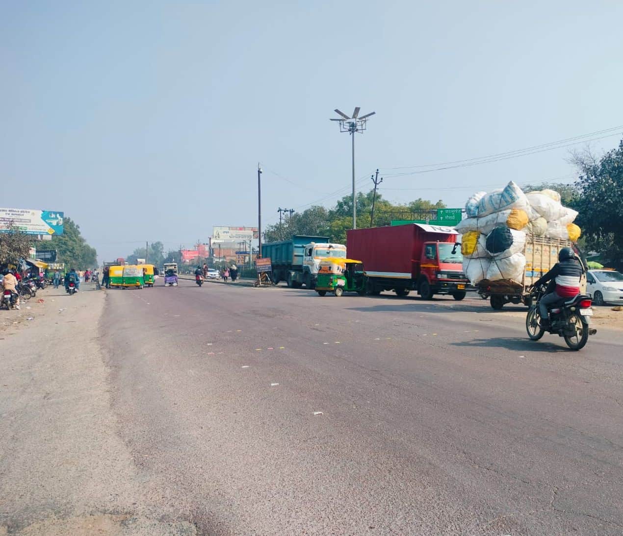 फोटो-26- कानपुर-लखनऊ हाईवे की अधूरी सड़क। संवाद