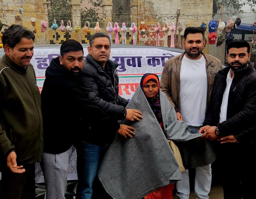 Haryana Youth Congress distributed blankets to the needy.