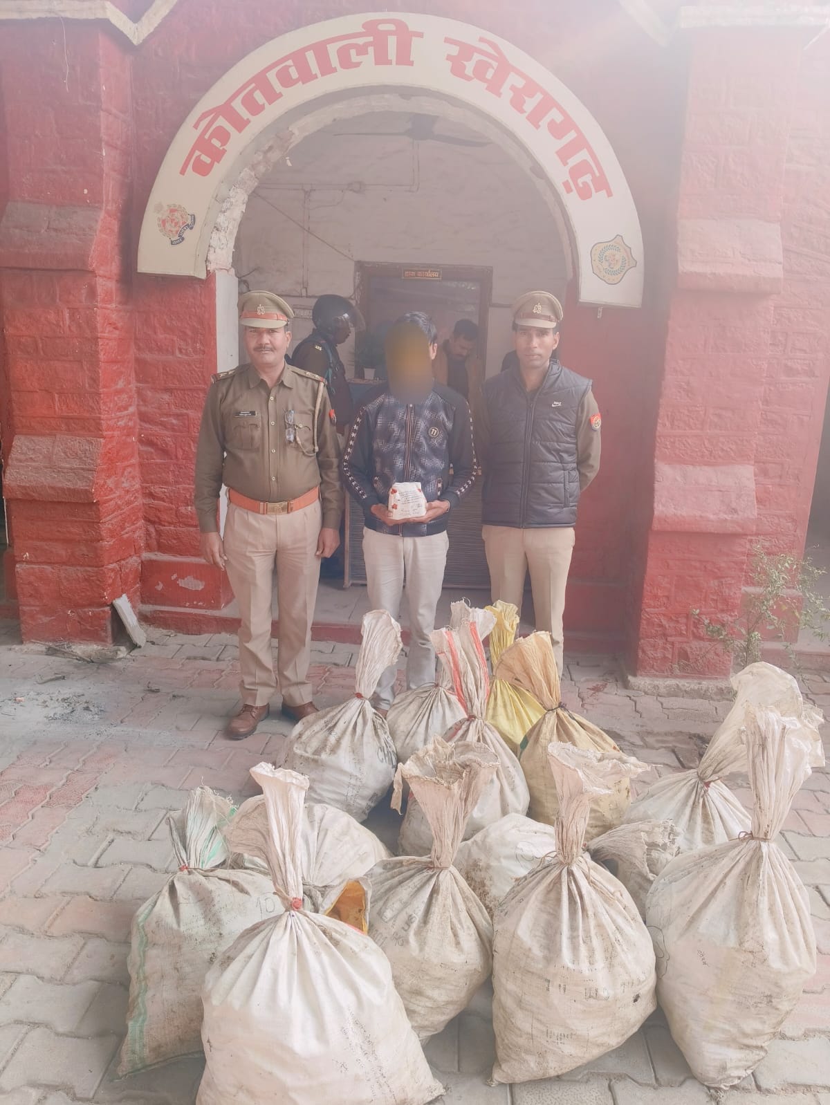 Liquor mafia busted, 1351 quarters of country liquor seized