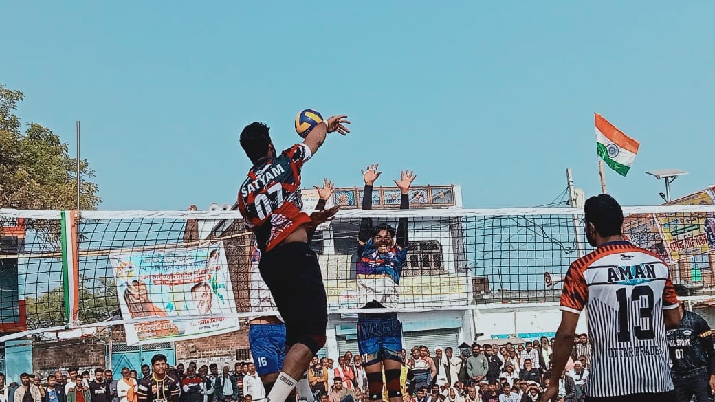Gwalior defeated Gorakhpur in the state level volleyball competition.