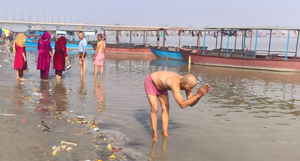 Devotees took a dip in the Ganga on Makar Sankranti