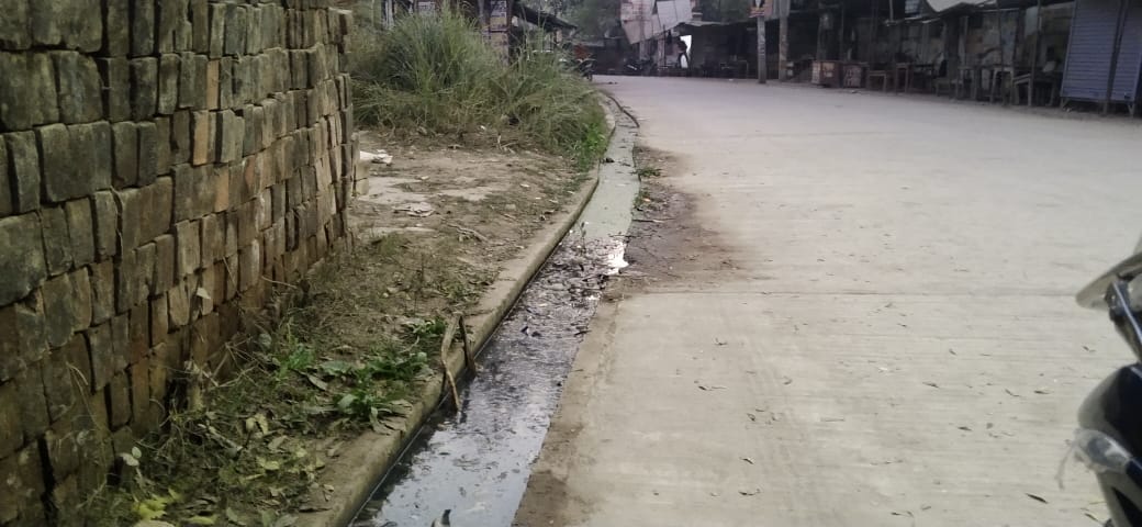 The drain in front of the court is filled with dirt, people are troubled by the foul smell.