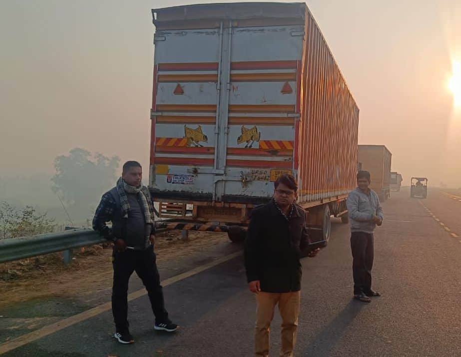 हैदरगढ़ एक्सप्रेस-वे पर वाहनों की जांच करते यात्री एवं मालकर अधिकारी रवि चंद्र त्यागी व टीम। 