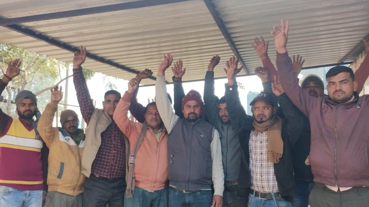 जिला मुख्यालय पर प्रदर्शन करते लोग। स्रोत संगठन