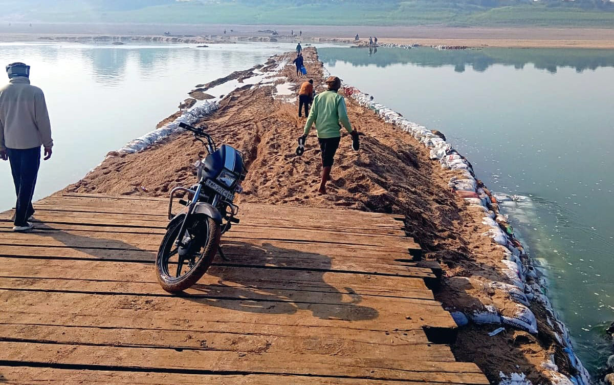 The bridge of pipes started in the morning, the access road became an obstacle in the afternoon.