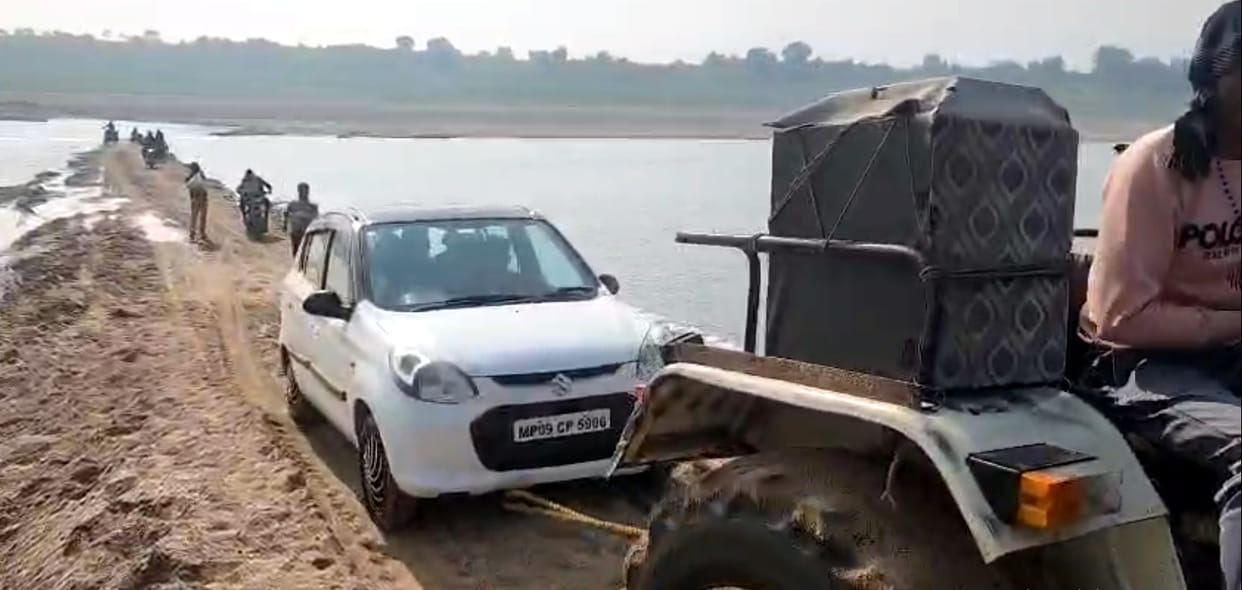 Vehicles stranded on the approach road to the pontoon bridge.