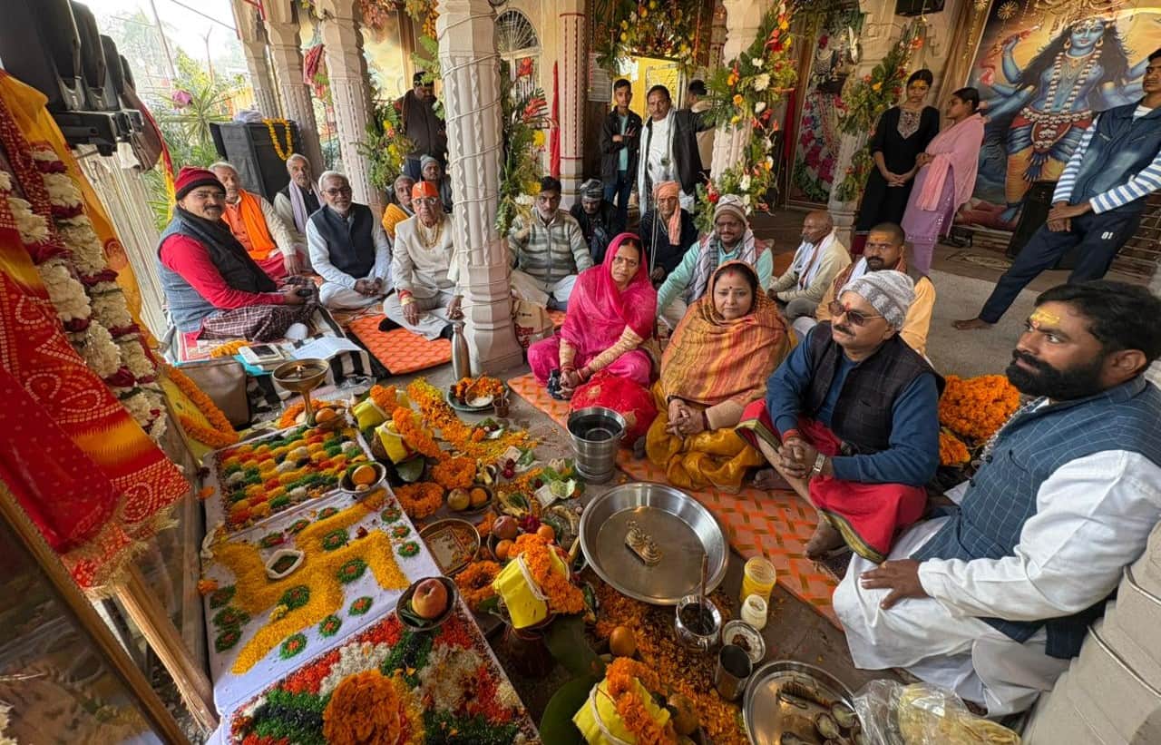 काली माता मंदिर के वार्षिकोत्सव में बैठे यजमान और श्रद्धालु। संवाद