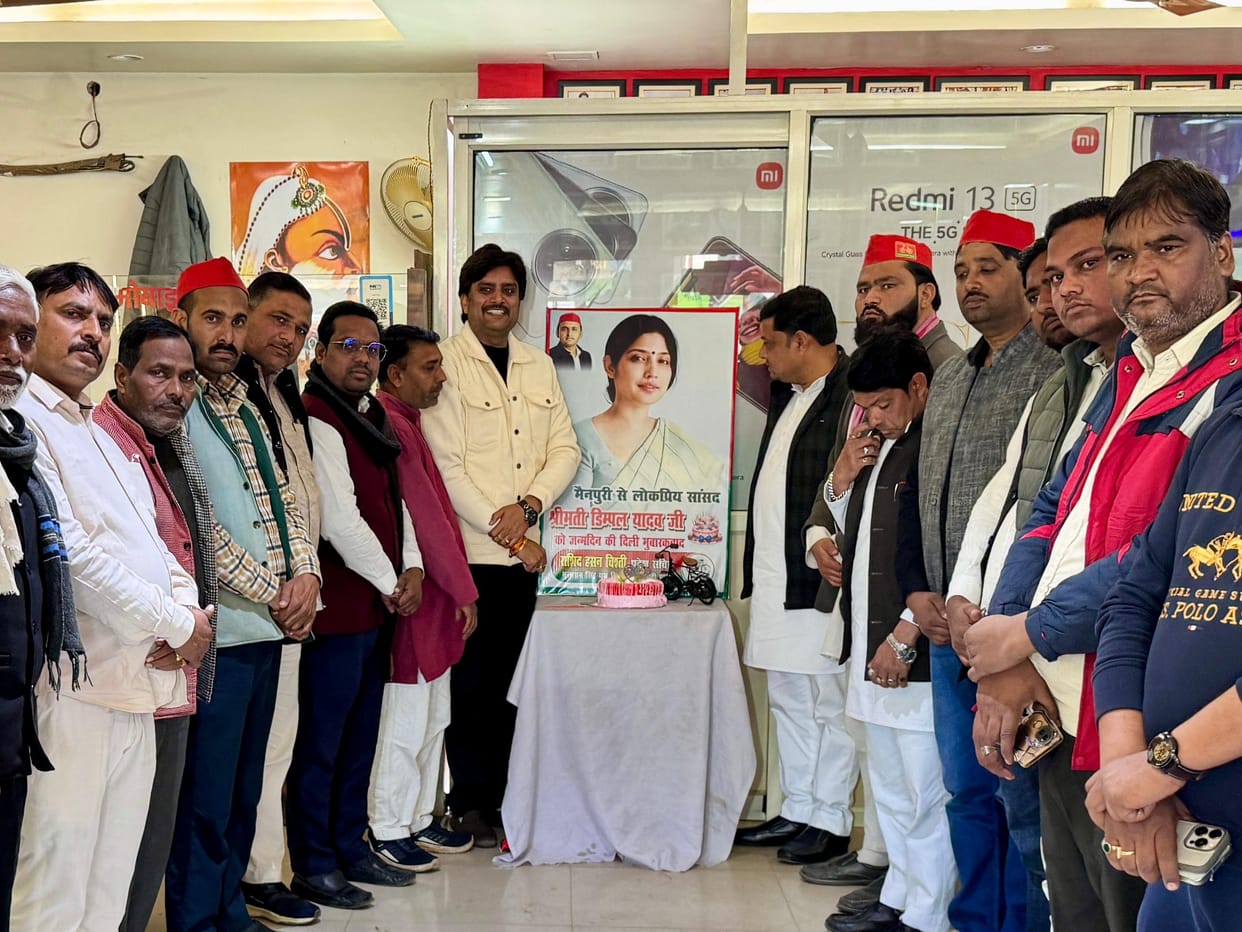 Dimple Yadav's birthday was celebrated in Kiraoli by cutting a cake.