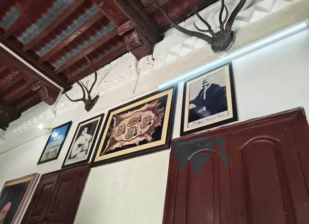 किंतूर गांव में एक मकान के अंदर लगी ईरानी नेताओं की तस्वीर।