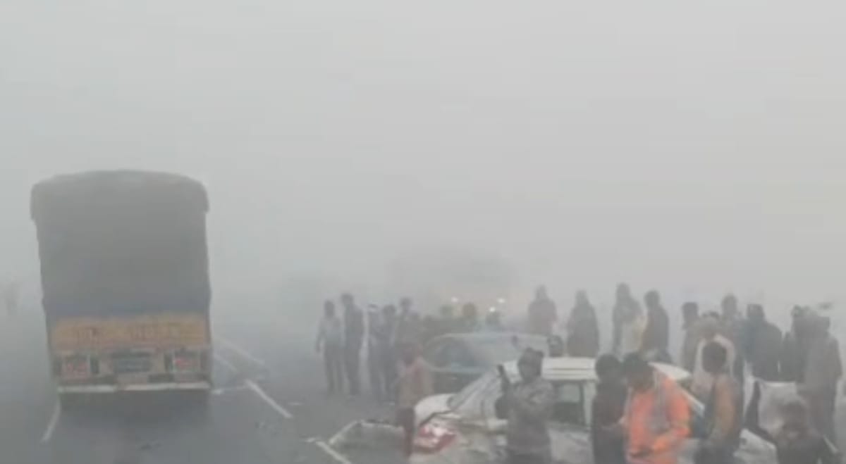 Seven vehicles collided on the highway in dense fog
