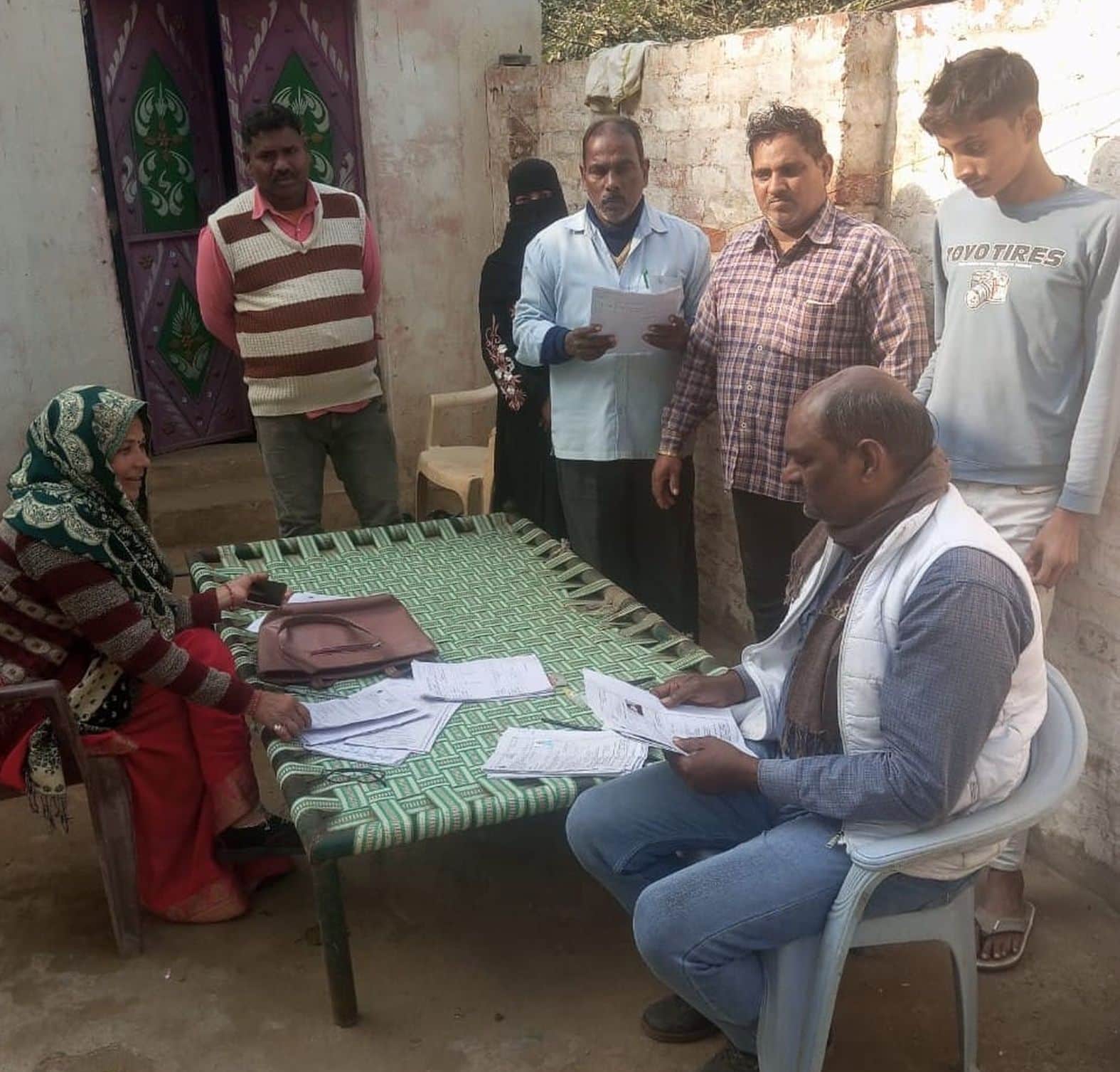 कुड़वार में मतदाता सूची देखते लोग। संवाद