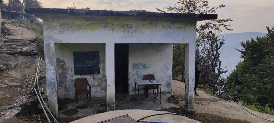 Middle School Dhaba Pipli is running in a dilapidated community building.