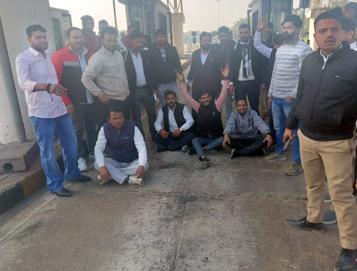 Lawyer beaten over toll tax dispute, massive uproar, three taken into custody