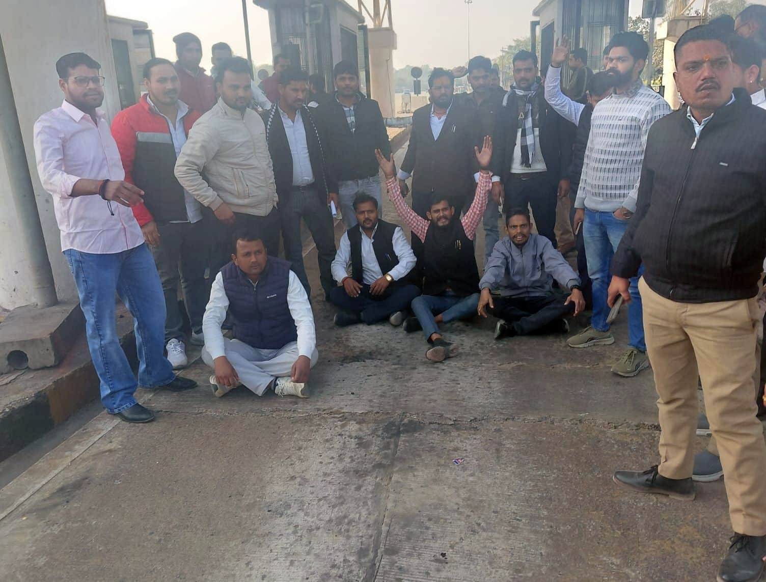 लखनऊ- सुल्तानपुर हाईवे  के  बारा स्थित टोल प्लाजा पर  प्रदर्शन करते अधिवक्ता।