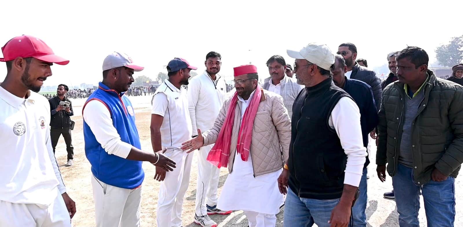 मोढ़ क्रिकेट में खिलाड़ियों से परिचय प्राप्त करते मुख्य अतिथि विधायक जाहिद बेग। स्रोत आयोजक